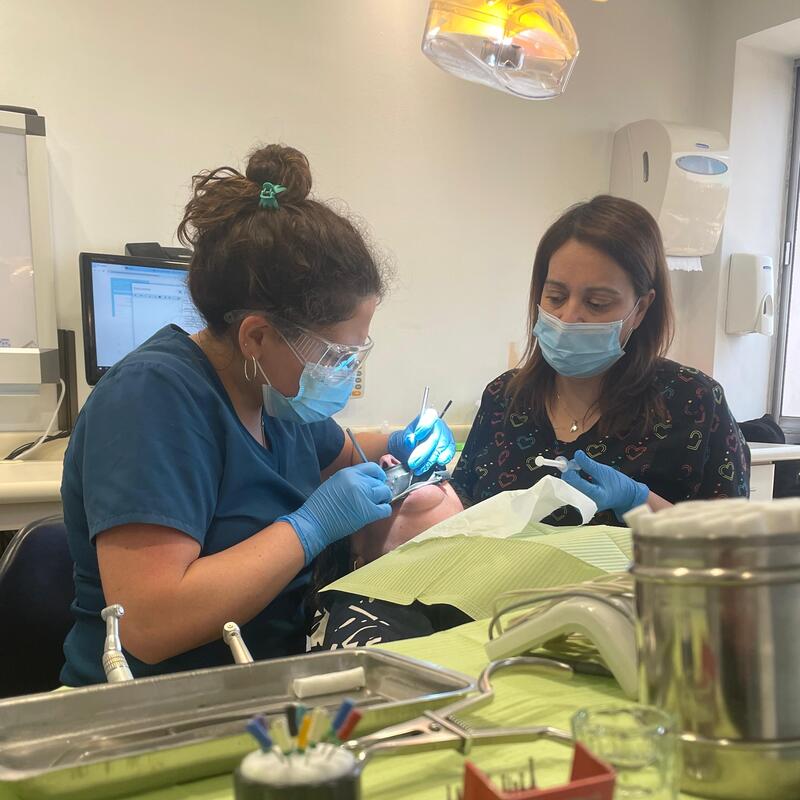 Dra. Natalia Cortés (Endodoncista) y Paula Díaz (Asistente Dental) 